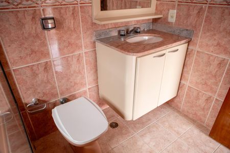 Casa de condomínio à venda com 172m², 4 quartos e 2 vagas Casa de condomínio à venda com 172m², 4 quartos e 2 vagasQuarto suíte Master - Banheiro com banheira