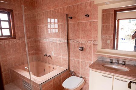 Casa de condomínio à venda com 172m², 4 quartos e 2 vagas Casa de condomínio à venda com 172m², 4 quartos e 2 vagasQuarto suíte Master - Banheiro com banheira