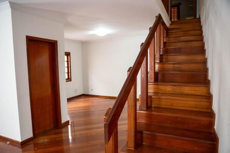 Casa de condomínio à venda com 172m², 4 quartos e 2 vagas Casa de condomínio à venda com 172m², 4 quartos e 2 vagasEscada acesso aos quartos