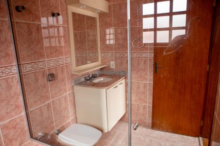 Casa de condomínio à venda com 172m², 4 quartos e 2 vagas Casa de condomínio à venda com 172m², 4 quartos e 2 vagasQuarto suíte Master - Banheiro com banheira