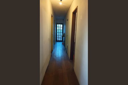 Casa à venda com 170m², 6 quartos e 3 vagas Casa à venda com 170m², 6 quartos e 3 vagasCorredor