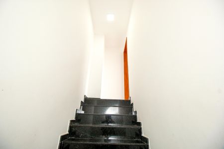 Apartamento à venda com 102m², 2 quartos e 1 vaga Apartamento à venda com 102m², 2 quartos e 1 vagaEscada