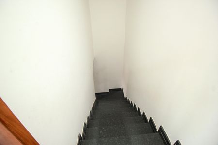 Apartamento à venda com 102m², 2 quartos e 1 vaga Apartamento à venda com 102m², 2 quartos e 1 vagaEscada