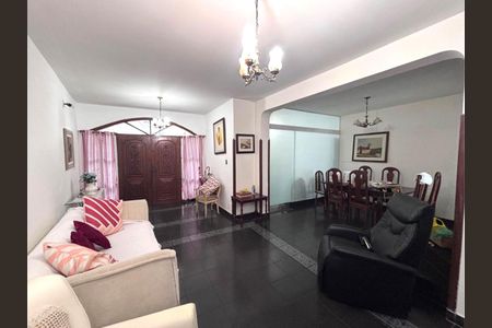 Casa para alugar com 248m², 3 quartos e 2 vagasSala