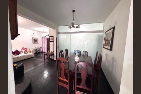 Casa para alugar com 248m², 3 quartos e 2 vagasSala