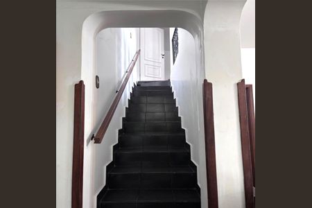 Casa para alugar com 248m², 3 quartos e 2 vagasEscada