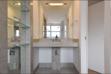 Apartamento à venda com 164m², 4 quartos e 4 vagasBanheiro Suíte 1