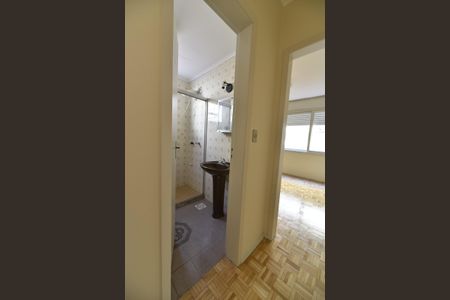 Banheiro  de apartamento à venda com 2 quartos, 57m² em Independência, Porto Alegre