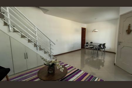 Sala de casa de condomínio à venda com 4 quartos, 180m² em Recreio dos Bandeirantes, Rio de Janeiro