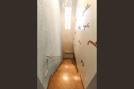 Casa à venda com 300m², 6 quartos e 1 vaga Casa à venda com 300m², 6 quartos e 1 vagaEscada