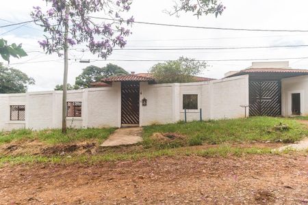 Fachada de casa para alugar com 6 quartos, 300m² em Parque das Varinhas, Mogi das Cruzes