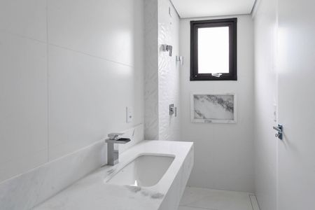 Apartamento à venda com 266m², 4 quartos e 3 vagas Apartamento à venda com 266m², 4 quartos e 3 vagasBanheiro da suíte 1