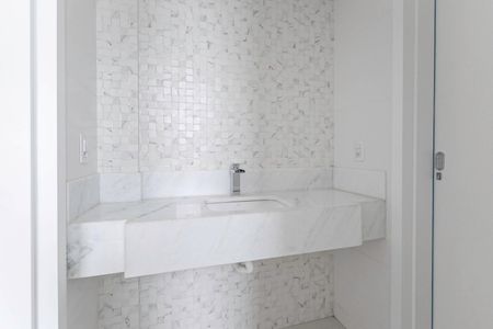 Apartamento à venda com 266m², 4 quartos e 3 vagas Apartamento à venda com 266m², 4 quartos e 3 vagasBanheiro das semi suítes 1 e 2