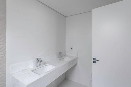 Apartamento à venda com 266m², 4 quartos e 3 vagas Apartamento à venda com 266m², 4 quartos e 3 vagasBanheiro da suíte 2