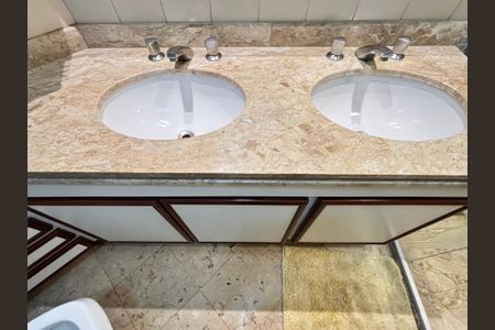 Apartamento para alugar com 126m², 3 quartos e 2 vagas Apartamento para alugar com 126m², 3 quartos e 2 vagasBanheiro da Suíte