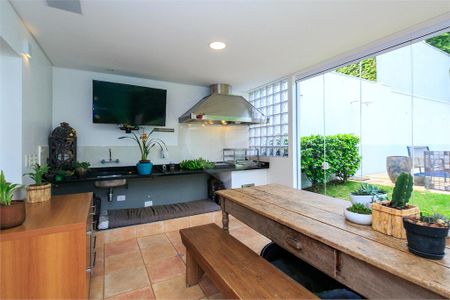 Casa à venda com 4 quartos, 400m² em Granja Julieta, São Paulo