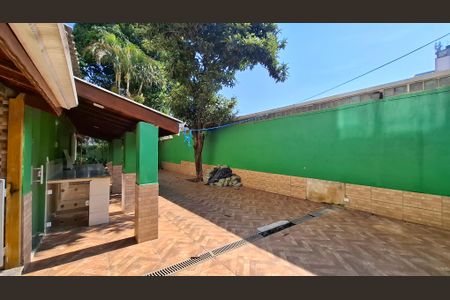 Casa à venda com 500m², 2 quartos e 2 vagas Casa à venda com 500m², 2 quartos e 2 vagasQuintal