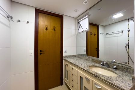 Apartamento à venda com 132m², 3 quartos e 2 vagasBanheiro do quarto 1