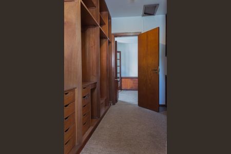 Casa para alugar com 275m², 2 quartos e 2 vagas Casa para alugar com 275m², 2 quartos e 2 vagasCloset da Suíte 2