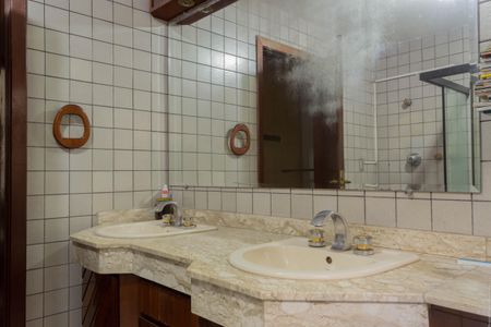 Casa para alugar com 275m², 2 quartos e 2 vagas Casa para alugar com 275m², 2 quartos e 2 vagasBanheiro da Suíte 1