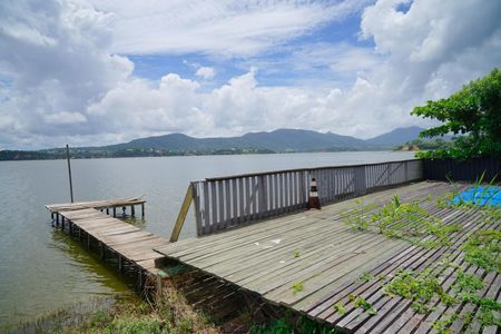 Casa para alugar com 240m², 4 quartos e 4 vagas Casa para alugar com 240m², 4 quartos e 4 vagasDeck