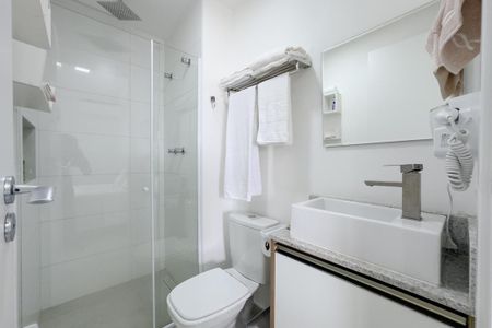 Banheiro de kitnet/studio para alugar com 1 quarto, 25m² em Pinheiros, São Paulo