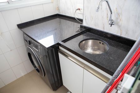 Apartamento à venda com 67m², 3 quartos e 1 vaga Apartamento à venda com 67m², 3 quartos e 1 vagaArea de serviço com tanque, armários e maquina de lavar