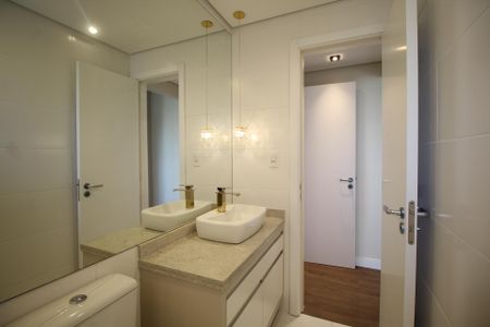 Apartamento à venda com 74m², 2 quartos e 2 vagasBanheiro da Suíte 1