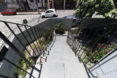 Casa para alugar com 120m², 3 quartos e 2 vagas Casa para alugar com 120m², 3 quartos e 2 vagasEscada