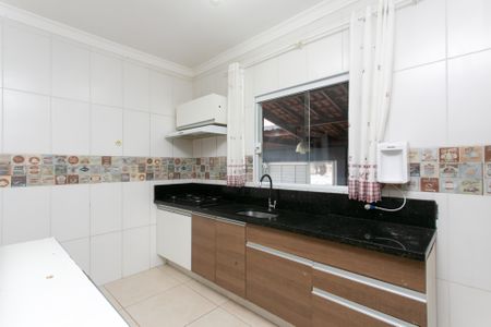 Casa para alugar com 65m², 2 quartos e 2 vagasCozinha 