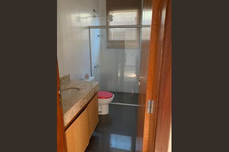 Casa de condomínio à venda com 180m², 3 quartos e 4 vagasBanheiro