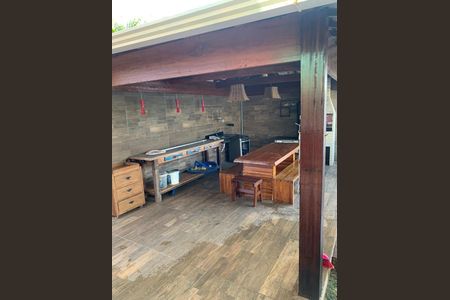 Casa de condomínio à venda com 180m², 3 quartos e 4 vagasÁrea externa