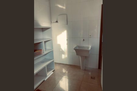 Casa de condomínio à venda com 180m², 3 quartos e 4 vagasBanheiro