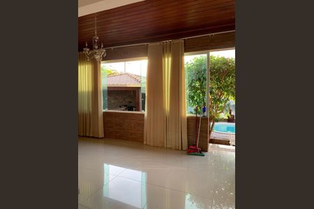 Casa de condomínio à venda com 180m², 3 quartos e 4 vagasÁrea externa