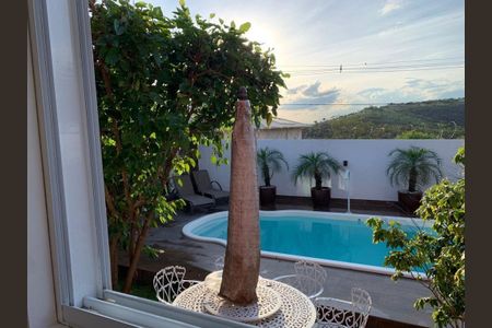 Casa de condomínio à venda com 180m², 3 quartos e 4 vagasÁrea externa