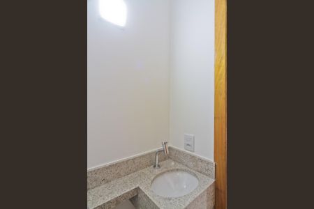 Casa à venda com 3 quartos, 126m² em Parque Maria Domitila, São Paulo