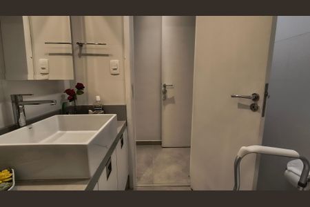 Apartamento à venda com 120m², 3 quartos e 2 vagas Apartamento à venda com 120m², 3 quartos e 2 vagasBanheiro da Suíte