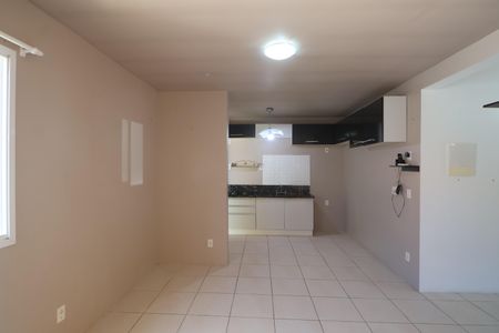 Sala de casa de condomínio à venda com 2 quartos, 55m² em Olaria, Canoas
