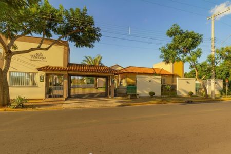 Casa de condomínio para alugar com 55m², 2 quartos e 2 vagas Casa de condomínio para alugar com 55m², 2 quartos e 2 vagasFachada e portaria