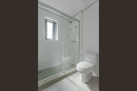 Banheiro de kitnet/studio para alugar com 1 quarto, 49m² em São João, Porto Alegre