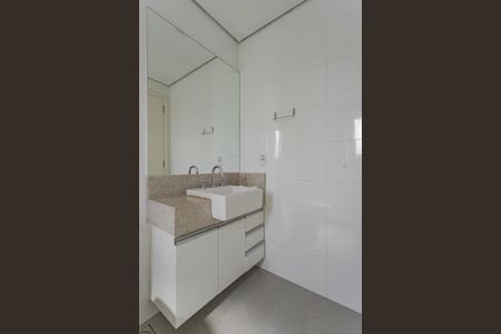 Banheiro de kitnet/studio para alugar com 1 quarto, 49m² em São João, Porto Alegre