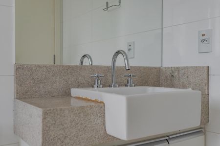 Banheiro de kitnet/studio para alugar com 1 quarto, 49m² em São João, Porto Alegre