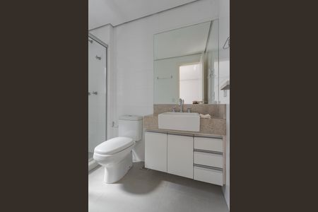 Banheiro de kitnet/studio para alugar com 1 quarto, 49m² em São João, Porto Alegre