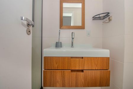 Banheiro de apartamento à venda com 1 quarto, 53m² em Vila Ipiranga, Porto Alegre