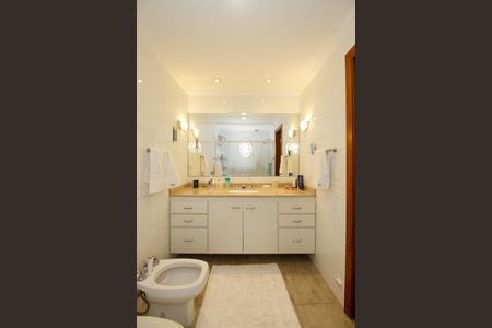 Apartamento para alugar com 220m², 3 quartos e 2 vagas Apartamento para alugar com 220m², 3 quartos e 2 vagasBanheiro da Suíte