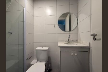 Banheiro social de kitnet/studio para alugar com 1 quarto, 32m² em República, São Paulo