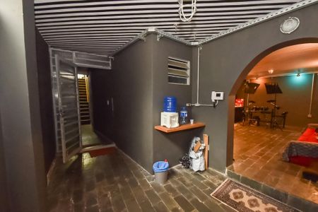 Casa para alugar com 400m², 4 quartos e 4 vagas Casa para alugar com 400m², 4 quartos e 4 vagasPiso inferior - corredor