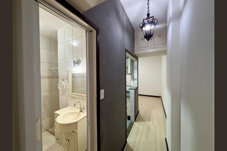 Banheiro social - corredor de apartamento para alugar com 1 quarto, 33m² em Copacabana, Rio de Janeiro