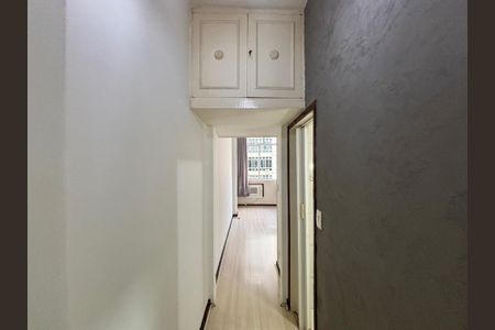 Banheiro social - corredor de acesso de apartamento para alugar com 1 quarto, 33m² em Copacabana, Rio de Janeiro