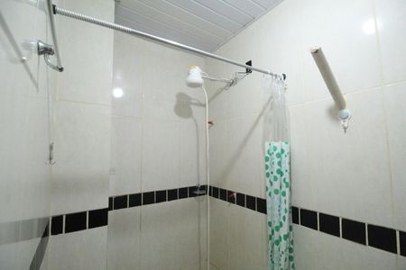 Banheiro de kitnet/studio para alugar com 1 quarto, 59m² em Taquara, Rio de Janeiro